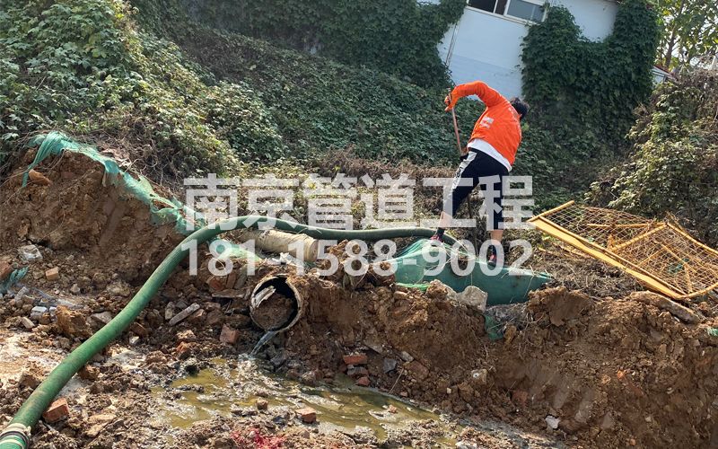 263青岛路工地化粪池清理