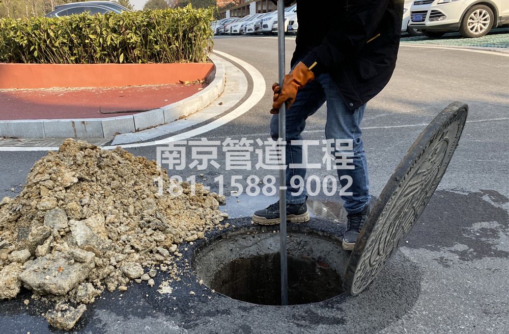 306青岛路管道油块清理